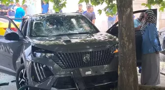 Diyarbakır'da Hastane Bahçesinde Oturanlara Araç Çarptı: 1 Ölü, 1 Yaralı