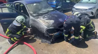 Diyarbakır'da Park Halindeki Otomobilde Yangın Çıktı