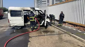 Diyarbakır'da Park Halindeki Minibüs Alev Aldı