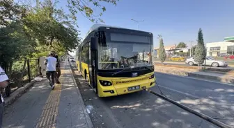 Diyarbakır'da Minibüs, Durakta Bekleyen Otobüse Çarptı: 25 Yaralı