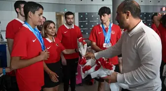 Dünya Şampiyonası'nda 12 madalya kazanan Özel Sporcular Yüzme Milli Takımı, yurda döndü