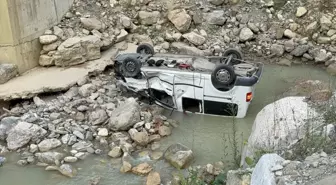 Düzce'de Hafif Ticari Araç Dereye Devrildi: 5 Yaralı