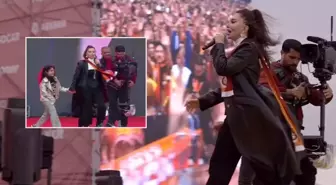 Ebru Yaşar, Galatasaray'ın şampiyonluk kutlamasında kızı ve oğluyla sahneye çıktı
