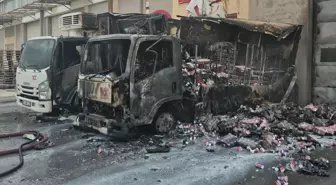 Edirne'de Yangın: 2 Kamyon Kendini Kullanılamaz Hale Getirdi