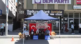 Muş'ta evlatlarına kavuşmak isteyen aileler, DEM Parti önündeki eylemlerini sürdürdü