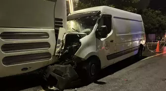 Kocaeli'de Kamyonet Otobüse Çarptı: 3 Yaralı