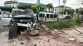 Elazığ'da Otomobil ve Hafif Ticari Araç Çarpıştı: 3 Yaralı