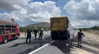 Elazığ'da Seyir Halindeki Kamyonda Yangın Çıktı