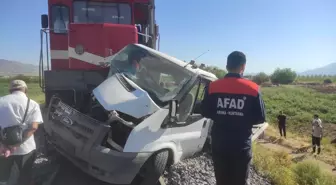 Elazığ'da Tren Kamyonete Çarptı: Sürücü Yaralandı