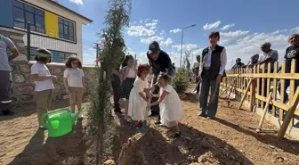 Elazığ'da Anaokulu Öğrencileri 'Yeşil Vatan' Temasıyla Fidan Dikti