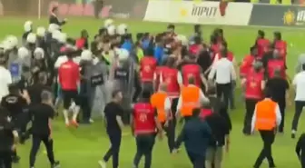 Elazığspor ve Vanspor oyuncuları maç öncesi birbirlerine girdi