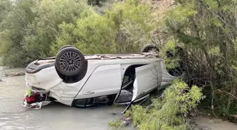 Erzincan'da Otomobil Dereye Devrildi, 4 Kişi Yaralandı