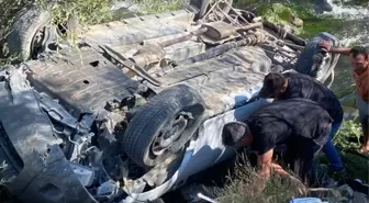 Erzincan'da Otomobil Dereye Devrildi: 6 Yaralı