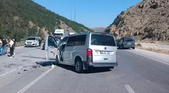 Erzincan'da Trafik Kazası: 1 Çocuk Hayatını Kaybetti, 9 Yaralı