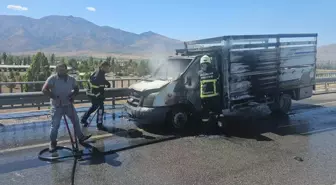 Erzincan'da Seyir Halindeki Kamyonet Alev Aldı