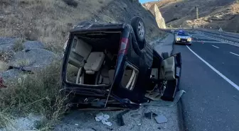 Erzincan'da Hafif Ticari Araç Devrildi: 3 Yaralı