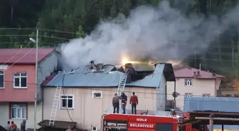 Şenkaya'da Yangın: 2 Katlı Ev Zarar Gördü
