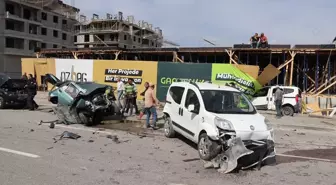 Erzurum'da Beton Mikserinin Park Halindeki 8 Araca Çarpması Sonucu Sürücü Yaralandı