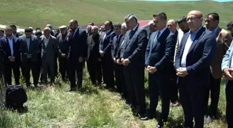 Erzurum'da PKK'nın 6 yıl önce katlettiği amca ile yeğeni mezarları başında anıldı