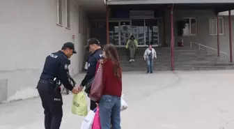 Erzurum'da Polis, Öğrenciye Taşınma Yardımı Yaptı
