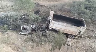 Tortum'da Şarampole Devrilen Kamyonun Sürücüsü Ağır Yaralandı