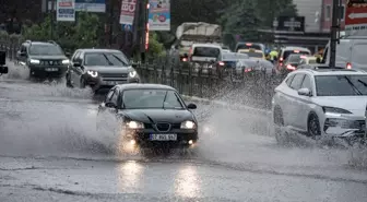 Erzurum'da Şiddetli Sağanak Hayatı Olumsuz Etkiledi