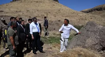 Vali Çiftçi, 5 Bin Yıllık Parmaksız Kale Höyüğü'nü Ziyaret Etti