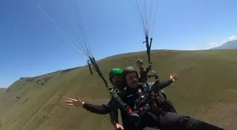 Vali Çiftçi, Erzurum'un Yaz Turizmini Tanıtmak İçin Yamaç Paraşütü Yaptı