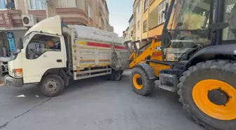 Kamyon Çukura Girdi, Ekipler Kurtardı