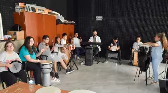 Esenyurt'ta Engelsiz Sanat Atölyesi İle Özel Bireylere Sanat Eğitimi