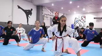Serap Dinçer, Tekvandoda Şampiyon Sporcular Yetiştiriyor