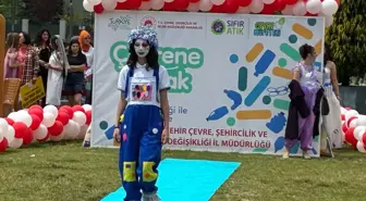 Eskişehir'de çocuklar atık malzemelerden tasarlanan kıyafetlerle defile yaptı