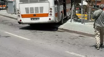 Eskişehir'de Kontrolden Çıkan Otobüs Tramvay Durağına Çarptı