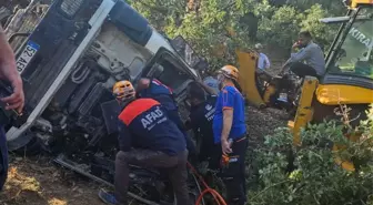 Eskişehir'de Beton Mikseri Devrildi, Sürücü Yaralandı