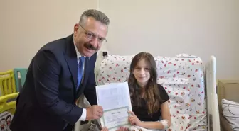 Vali Aksoy, Tedavi Gören Öğrencilere Karnelerini Verdi