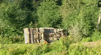 Giresun'da Kamyon Devrildi, Sürücü Yaralandı