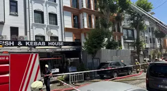 Fatih'te Restore Edilen Otelin Çatısında Yangın