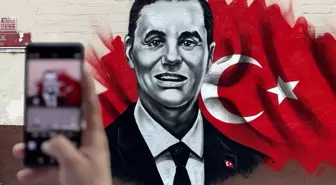 Ferdi Zeyrek'in Resmi Ortaokul Duvarında