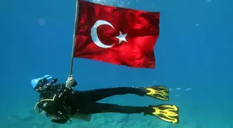 Fethiye'de Zafer Bayramı'nın 103. yılında deniz dibinde Türk bayrağı açtılar