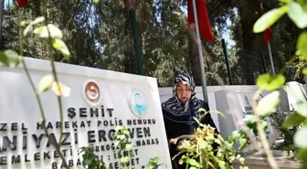 FETÖ'NÜN DARBE GİRİŞİMİNİN 9. YILI - Silah arkadaşları şehit polisin annesini 9 yıldır yalnız bırakmıyor