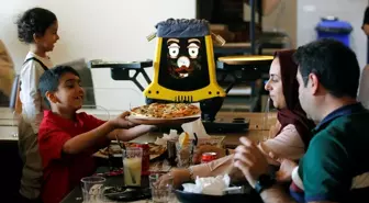 Tahran'da Robotlarla Hizmet Veren 'Robo Town' Restoranı
