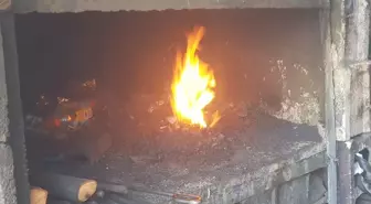 Gaziantep'te Demirciler Kavurucu Sıcaklıkta Çalışmaya Devam Ediyor