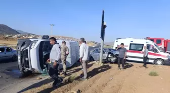 Gaziantep'te Otomobil ve Minibüs Çarpışması: 6 Yaralı