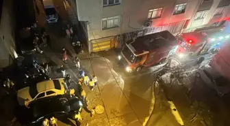 Gaziosmanpaşa'da 5 Katlı Binada Yangın: Çatı Katı Kullanılamaz Hale Geldi