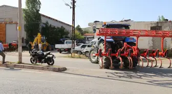 Sivas'ta Traktörle Motosiklet Çarpıştı: 1 Yaralı