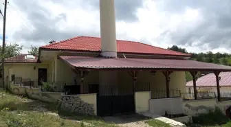 Genç İmam, Camisini Güzelleştirerek Örnek Oluyor