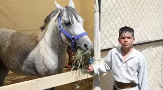 11 Yaşındaki Sporcu Şahan Emir Özşahan, Malazgirt'teki Atlı Okçuluk Yarışmasında Göz Doldurdu