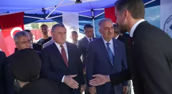 Gençlik ve Spor Bakanı Bak ile AK Parti Genel Başkan Yardımcısı Yazıcı, Rize'de vatandaşlarla bayramlaştı