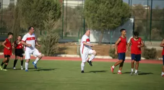 Gençlik ve Spor Bakanı Osman Aşkın Bak, Aydın'da Futbol Gösteri Maçında Forma Giydi