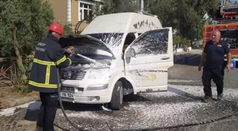 Gerze'de Park Halindeki Minibüste Yangın Çıktı